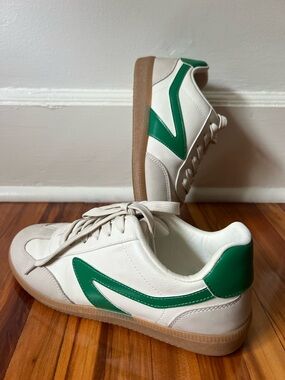 Dolce Vita Sneakers cream and green women’s size 8